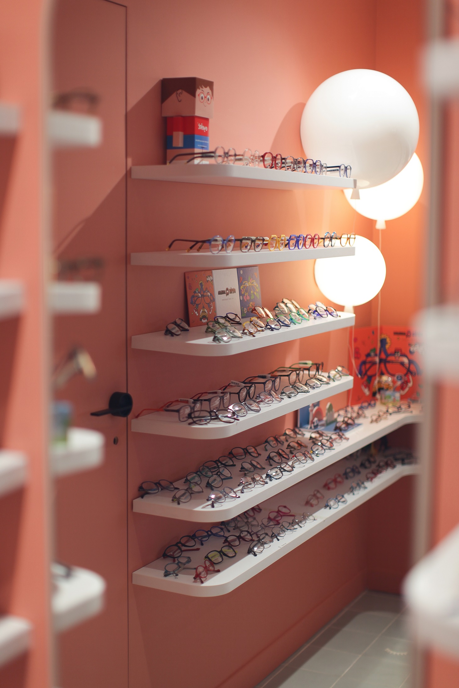 ETAGERES-FIXATION INVISIBLE - MAGASIN D'OPTIQUE